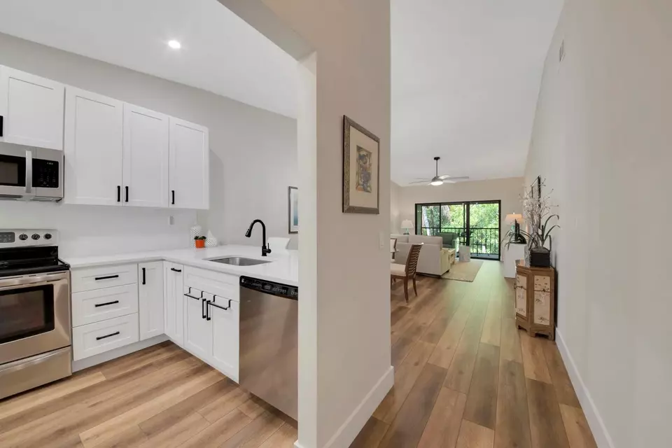 Entry Way - 1601 Sabal Ridge Cir #F, Palm Beach Gardens, FL 33418 photo 1 of 3