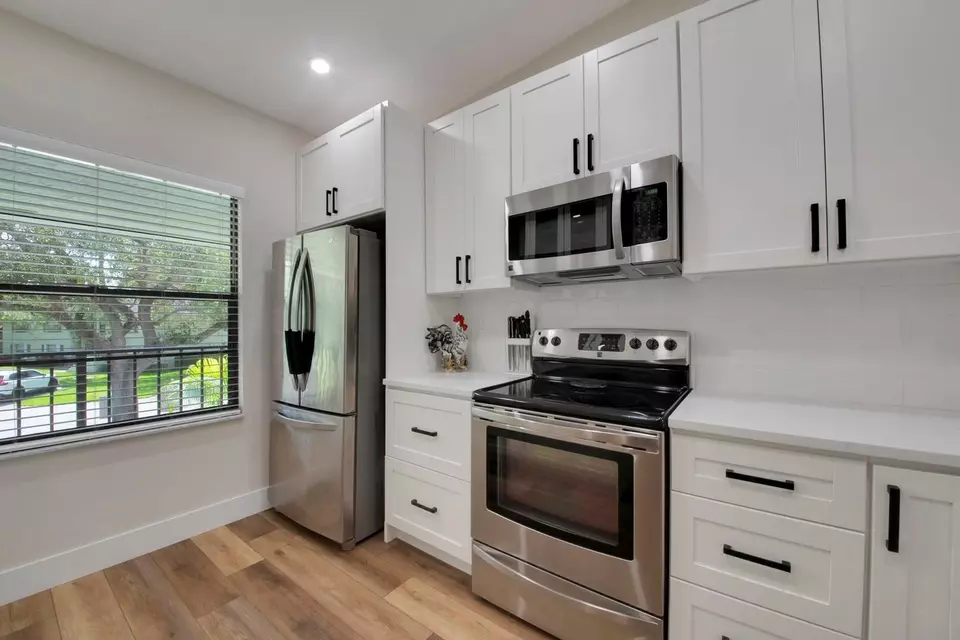 Kitchen - 1601 Sabal Ridge Cir #F, Palm Beach Gardens, FL 33418 photo 4 of 7