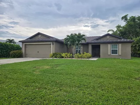 2586 SE Charleston Dr, Port Saint Lucie, FL 34952