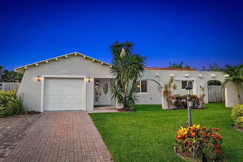 3931 Flag Dr, Palm Beach Gardens, FL 33410