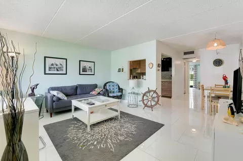 3000 Springdale Blvd #V111, Palm Springs, FL 33461