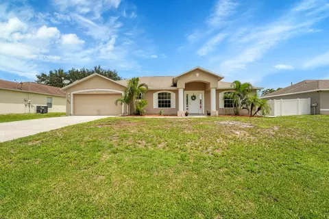 933 SE Caravan Ave, Port Saint Lucie, FL 34983