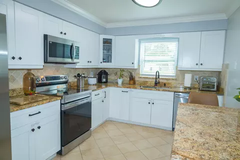 411 Forest Estate Dr, West Palm Beach, FL 33415