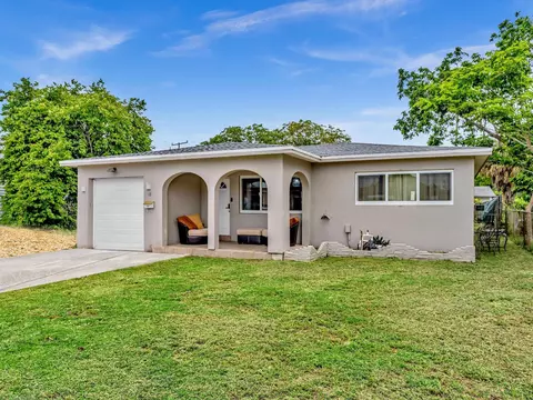 13 SE 14th St, Dania Beach, FL 33004