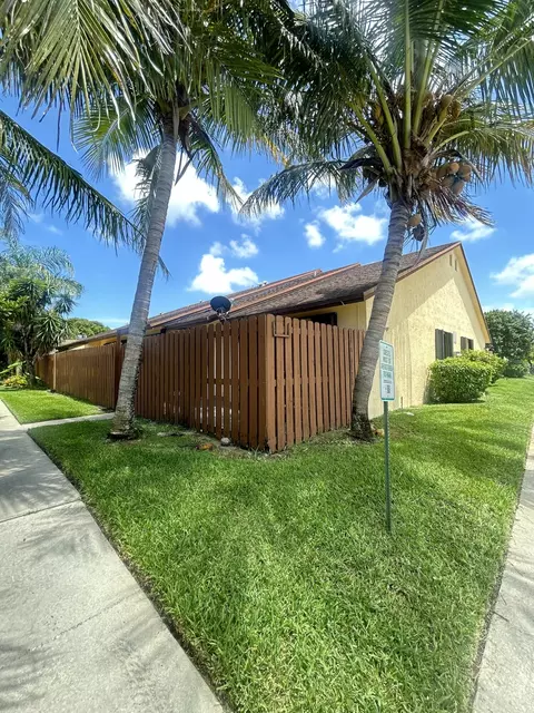 391 Springdale Cir, Palm Springs, FL 33461