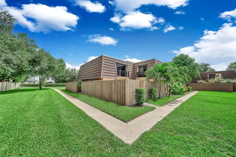 1410 14th Ct, Palm Beach Gardens, FL 33410