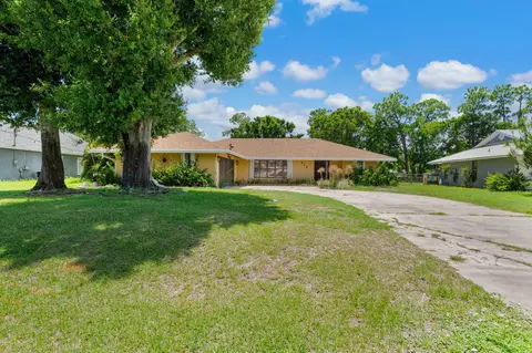 519 SE Calmoso Dr, Port Saint Lucie, FL 34983
