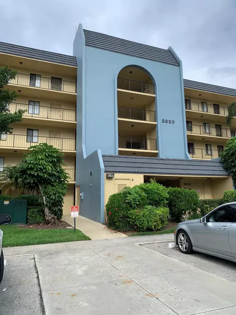 2820 Tennis Club Dr #302, West Palm Beach, FL 33417