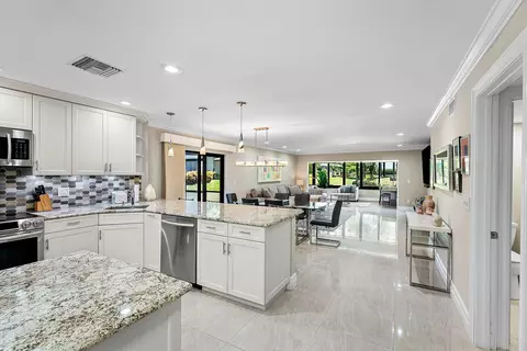 18 Westgate Ln #A, Boynton Beach, FL 33436
