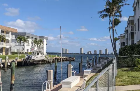 131 Doolen Ct #208, North Palm Beach, FL 33408