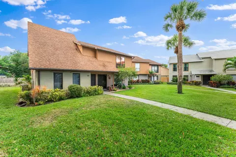 912 Sandtree Dr, Palm Beach Gardens, FL 33403