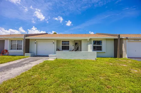 5526 Lakewood Cir S #B, Margate, FL 33063