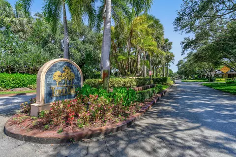 1034 Raintree Dr, Palm Beach Gardens, FL 33410