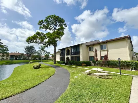 327 Knotty Pine Cir #B-2, Greenacres, FL 33463