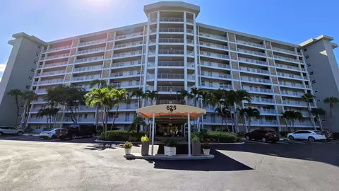 625 Oaks Dr #403, Pompano Beach, FL 33069