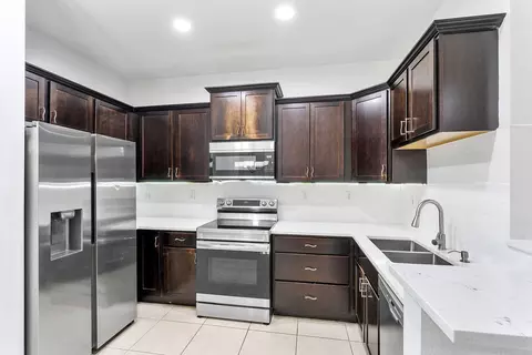 99 SW 7th Ct, Pompano Beach, FL 33060