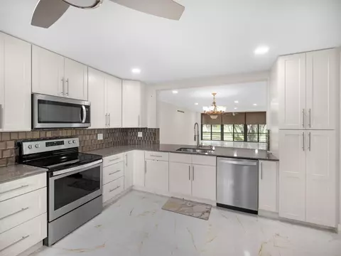 5547 Fairway Park Dr #203, Boynton Beach, FL 33437