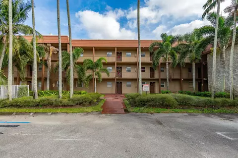 120 Sparrow Dr #314, Royal Palm Beach, FL 33411