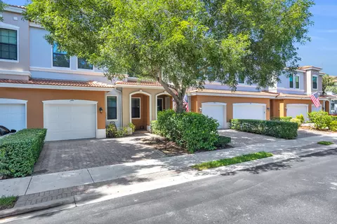 5018 S Astor Cir, Delray Beach, FL 33484