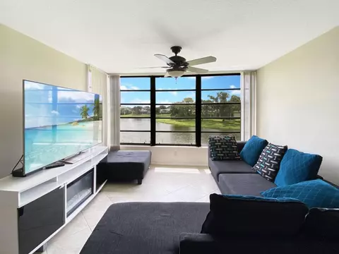 3520 Whitehall Dr #203, West Palm Beach, FL 33401
