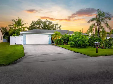 642 SE Streamlet Ave, Port Saint Lucie, FL 34983