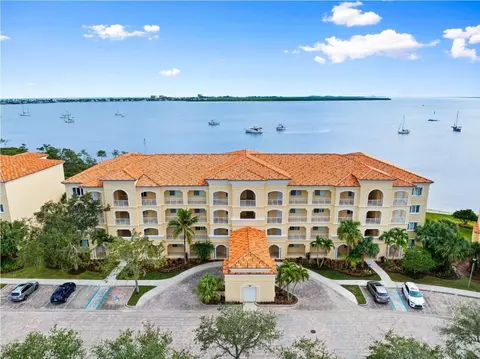 29 Harbour Isle Dr #203, Hutchinson Island, FL 34949