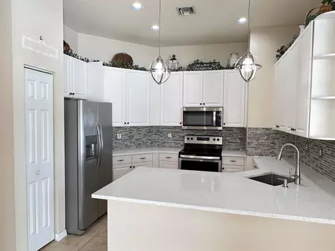 5542 Boynton Gardens Dr, Boynton Beach, FL 33437