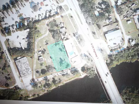 904 Valley Ln, Fort Pierce, FL 34946