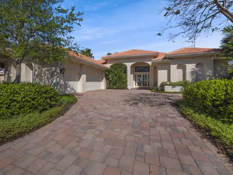 66 St James Dr, Palm Beach Gardens, FL 33418