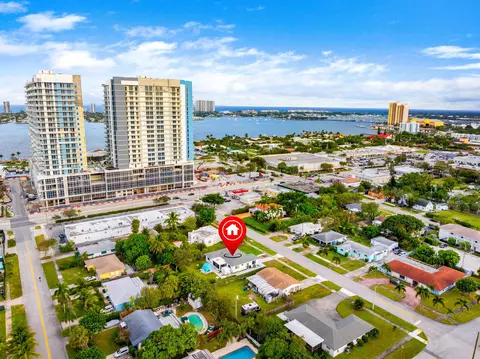 121 Bayberry Dr, Lake Park, FL 33403