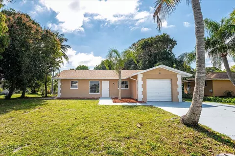 380 SE Crosspoint Dr, Port Saint Lucie, FL 34983