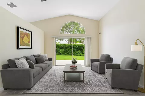 225 Preserve Ct, Royal Palm Beach, FL 33411