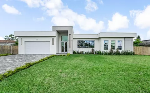 68 W Plumosa Ln, Lake Worth, FL 33467