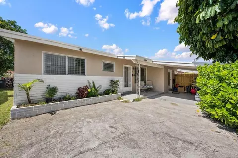 313 SW 7th St, Hallandale Beach, FL 33009