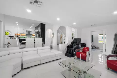 Living - 5447 Center St, Jupiter, FL 33458 photo 3 of 6