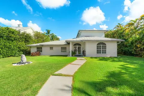 Exterior - 5447 Center St, Jupiter, FL 33458 photo 3 of 9