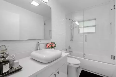 Bath - 5447 Center St, Jupiter, FL 33458 photo 3 of 6