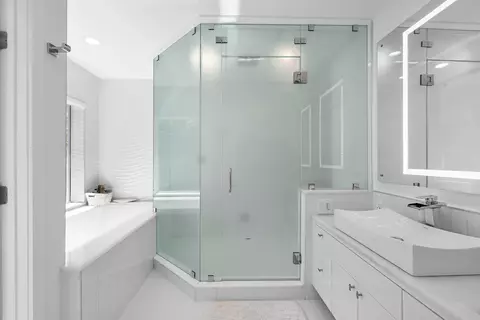 Bath - 5447 Center St, Jupiter, FL 33458 photo 6 of 6