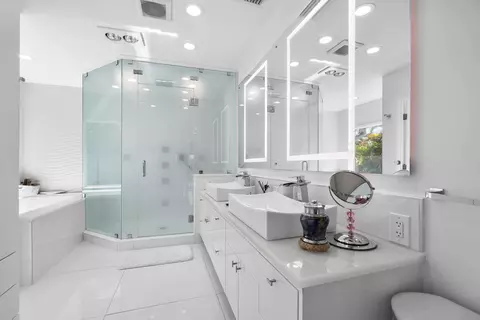 Bath - 5447 Center St, Jupiter, FL 33458 photo 5 of 6