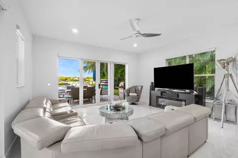 Living - 5447 Center St, Jupiter, FL 33458 photo 4 of 6