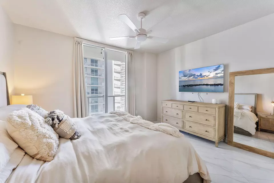 Bedroom - 1111 SW 1st Ave #2420-N, Miami, FL 33130 photo 3 of 4