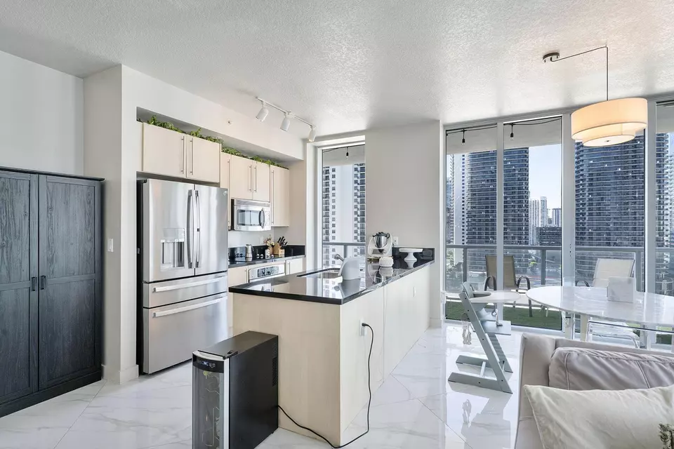 Kitchen - 1111 SW 1st Ave #2420-N, Miami, FL 33130 photo 2 of 5