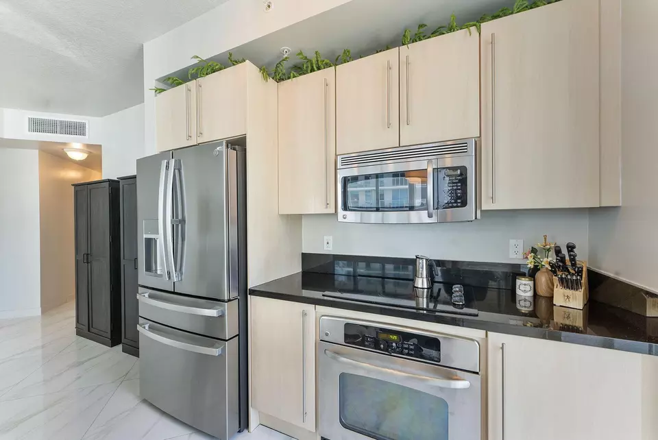 Kitchen - 1111 SW 1st Ave #2420-N, Miami, FL 33130 photo 4 of 5