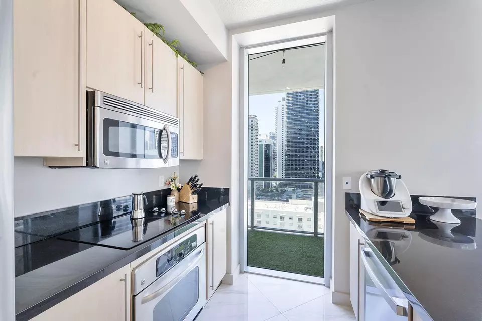 Kitchen - 1111 SW 1st Ave #2420-N, Miami, FL 33130 photo 3 of 5