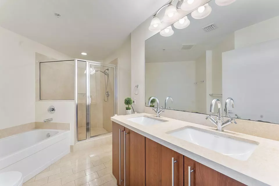 Bath - 1111 SW 1st Ave #2420-N, Miami, FL 33130 photo 2 of 4