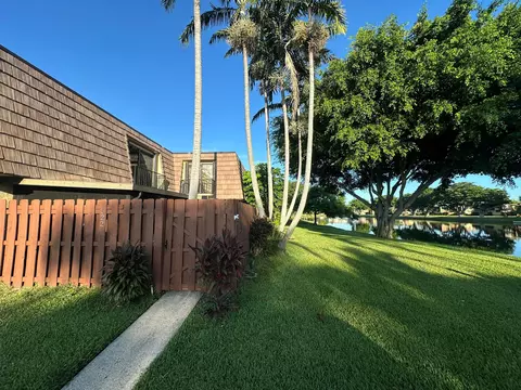 622 Springdale Cir, Palm Springs, FL 33461