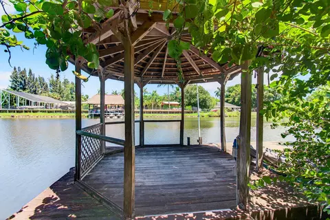 420 Santa Fe Rd, West Palm Beach, FL 33406