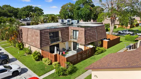 522 Springdale Cir, Palm Springs, FL 33461