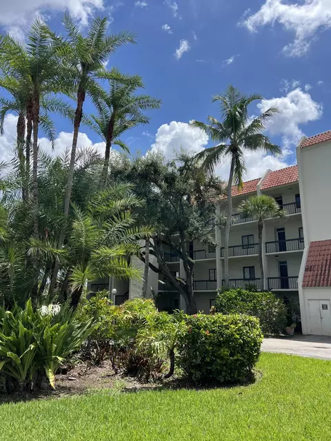 3050 Presidential Way #403, West Palm Beach, FL 33401