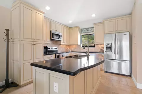 711 Club Dr, Palm Beach Gardens, FL 33418